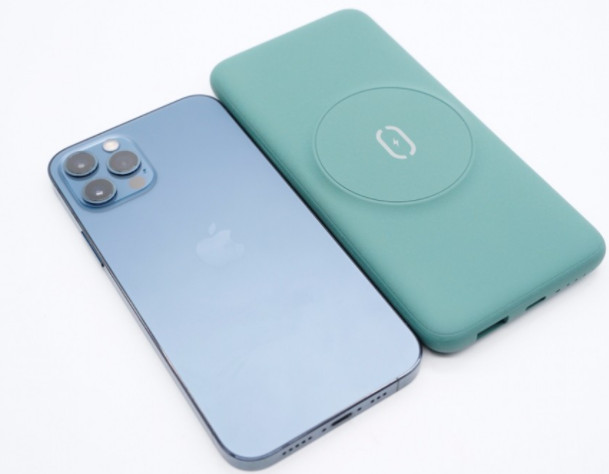 磁吸式無線充移動(dòng)電源 2磁吸式無線充移動(dòng)電源